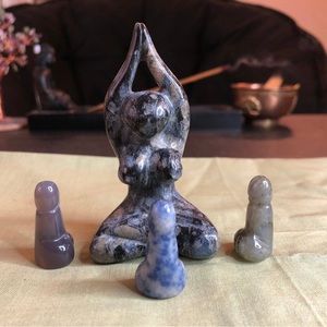 Que Sera Yoga Lady & Carvings
